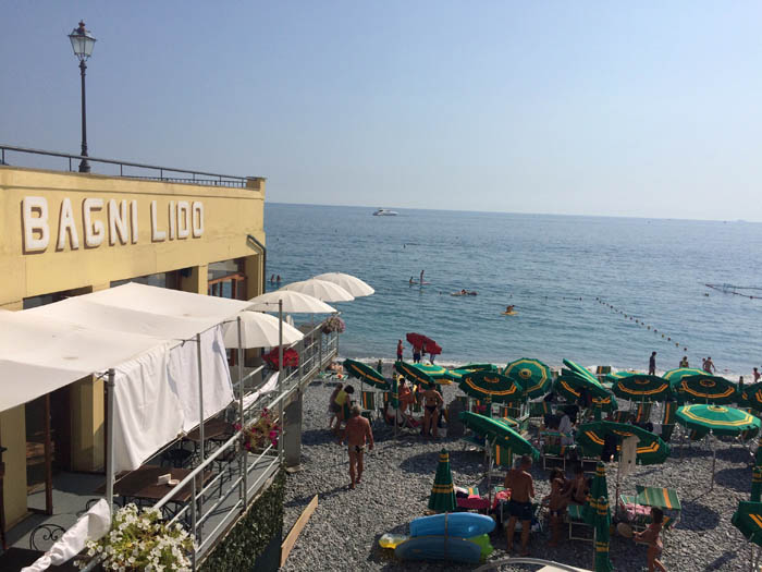 Este balneario "Bagni Lido" es uno de los tantos que hay. Si no ocupan playas enteras, recortan alguna parte de las playas públicas e incluso, como en este caso, del agua del mar. *enojo*