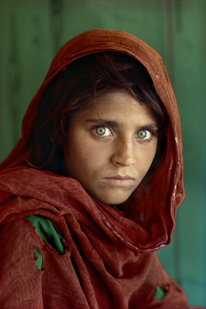 La chica afgana, el retrato más famoso de McCurry, publicado en la tapa del National Geographic en 1985.